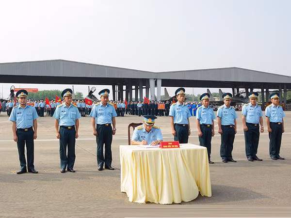 Ký giao ước thi đua thực hiện phong trào “Luyện giỏi - Rèn nghiêm - Ra quân quyết thắng” tại Trung đoàn 935, Sư đoàn 370. (Ảnh: CÔNG GIANG)