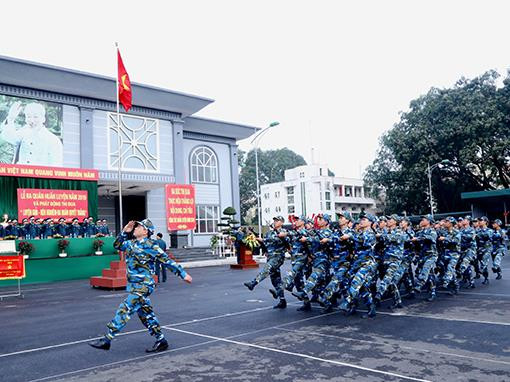 Duyệt đội hình đội ngũ tại Lễ ra quân huấn luyện Lữ đoàn Thông tin 26. (Ảnh: TIẾN MẠNH)