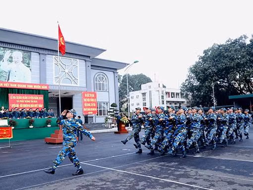 Duyệt đội hình đội ngũ tại Lễ ra quân huấn luyện Lữ đoàn Thông tin 26. (Ảnh: TIẾN MẠNH)