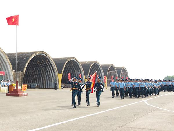 Duyệt đội hình đội ngũ tại Lễ ra quân huấn luyện Trung đoàn 935, Sư đoàn 370. (Ảnh: CÔNG GIANG)