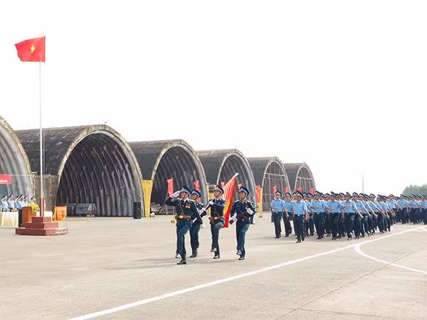 Duyệt đội hình đội ngũ tại Lễ ra quân huấn luyện Trung đoàn 935, Sư đoàn 370. (Ảnh: CÔNG GIANG)