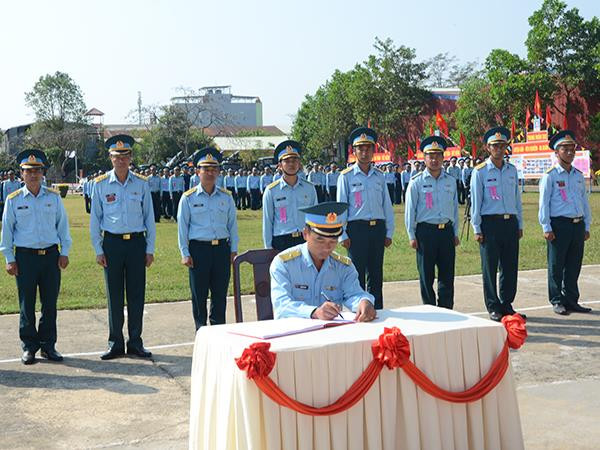 Ký giao ước thi đua thực hiện phong trào “Luyện giỏi - Rèn nghiêm - Ra quân quyết thắng” tại Trung đoàn 282, Sư đoàn 375. (Ảnh: HỮU LỆ)