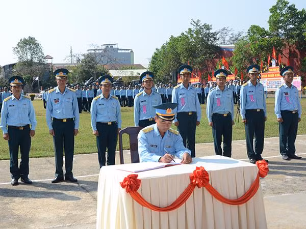 Ký giao ước thi đua thực hiện phong trào “Luyện giỏi - Rèn nghiêm - Ra quân quyết thắng” tại Trung đoàn 282, Sư đoàn 375. (Ảnh: HỮU LỆ)