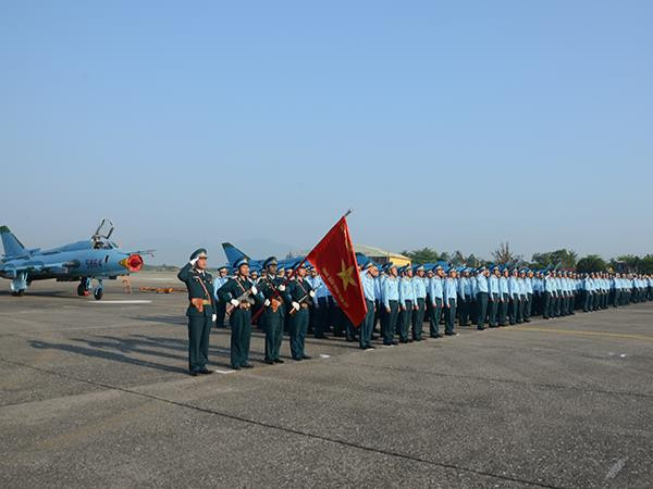 Duyệt đội ngũ tại Lễ ra quân huấn luyện Trung đoàn 929, Sư đoàn 372. (Ảnh: HỮU LỆ)