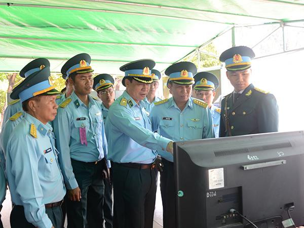 Thiếu tướng Bùi Tố Việt - Phó Chính ủy Quân chủng tham quan các mô hình phục vụ của Trung đoàn 282, Sư đoàn 375. (Ảnh: HỮU LỆ)