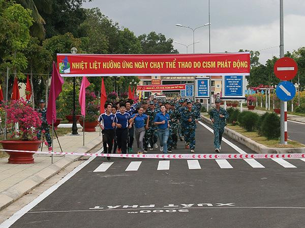 Các vận động viên thi đấu thể thao tại Sư đoàn 377. (Ảnh: ĐỖ MINH)