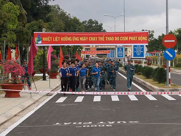 Các vận động viên thi đấu thể thao tại Sư đoàn 377. (Ảnh: ĐỖ MINH)