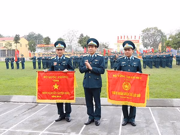 Lễ ra quân huấn luyện năm nay diễn ra chu đáo, trang trọng và tạo được khí thế thi đua sôi nổi trong cán bộ, chiến sĩ. Trên đây là một số hình ảnh Lễ ra quân huấn luyện ở một số cơ quan, đơn vị trong Quân chủng. Ảnh: Đồng chí Chính ủy Quân chủng trao cờ thưởng của Bộ Quốc phòng cho Trung đoàn 236, Sư đoàn 361. (Ảnh: Đức Lưu)