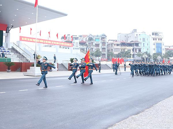 Duyệt đội ngũ tại Lễ ra quân huấn luyện khối cơ quan Quân chủng. (Ảnh: TIẾN MẠNH)