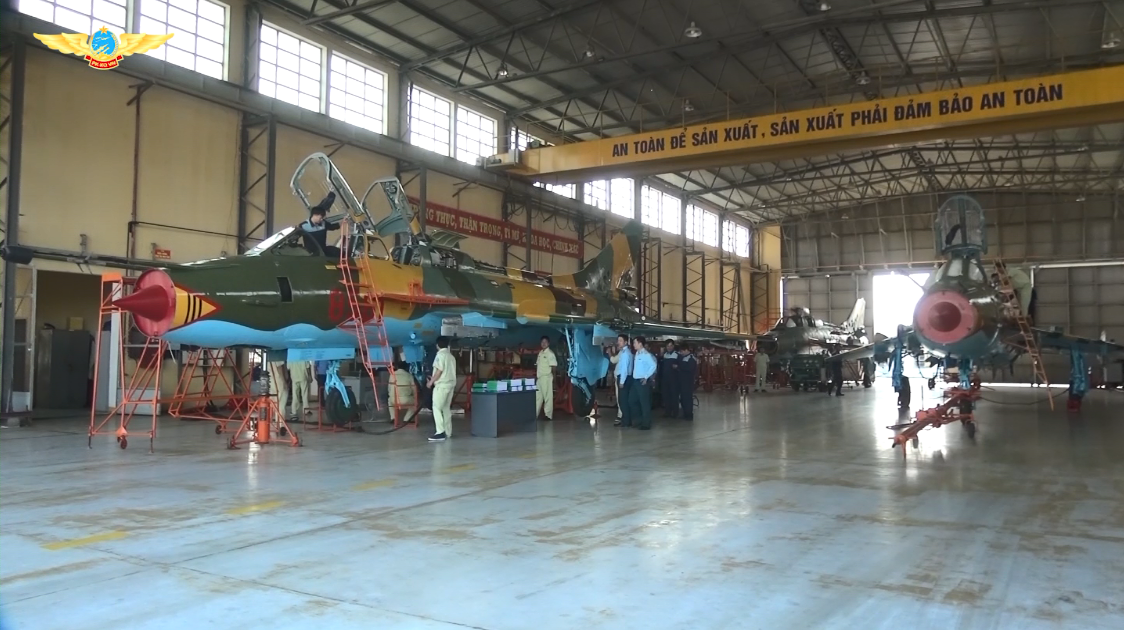 53 năm qua, Nhà máy A32 đã sửa chữa và tăng niên hạn cho hơn 500 lượt máy bay gồm 14 kiểu loại từ MiG-15 đến MiG-2, từ Su-22 đến Su-27 và tiến tới là Su-30MK2. Để đảm bảo sức sống cho các loại máy bay tiêm kích hiện đại của Việt Nam những người lính thợ ở đây đã miệt mài sáng tạo, nổ lực không ngừng để hoàn thành nhiệm vụ được giao. Nguồn ảnh: PK-KQ.