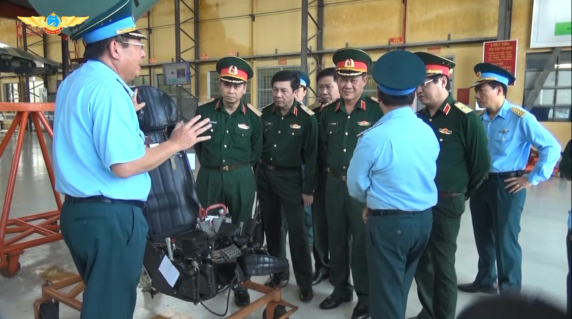 Những năm qua, đội ngũ cán bộ, kỹ sư, công nhân tại Nhà máy A32 luôn tự phát huy nội lực, khắc phục khó khăn, nâng cao trình độ, đẩy mạnh sáng kiến, cải tiến kỹ thuật với hàng trăm công trình, mô hình được nghiệm thu, đưa vào ứng dụng thực tế, để nâng cao năng lực sửa chữa các loại máy bay tiêm kích chiến đấu và các trang thiết bị của Quân chủng PK-KQ. Nguồn ảnh: PK-KQ.