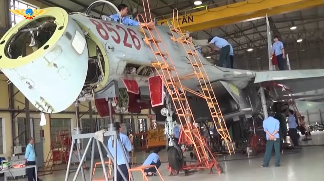 Được thành lập từ tháng 6/1966, Nhà máy A32 thuộc Cục Kỹ thuật - Quân chủng Phòng không-Không quân (PK-KQ) là cơ sở đầu ngành trong việc sửa chữa, tăng hạn máy bay chiến đấu, vũ khí cho Không quân Việt Nam, cũng như các quân binh chủng khác. Nguồn ảnh: PK-KQ.