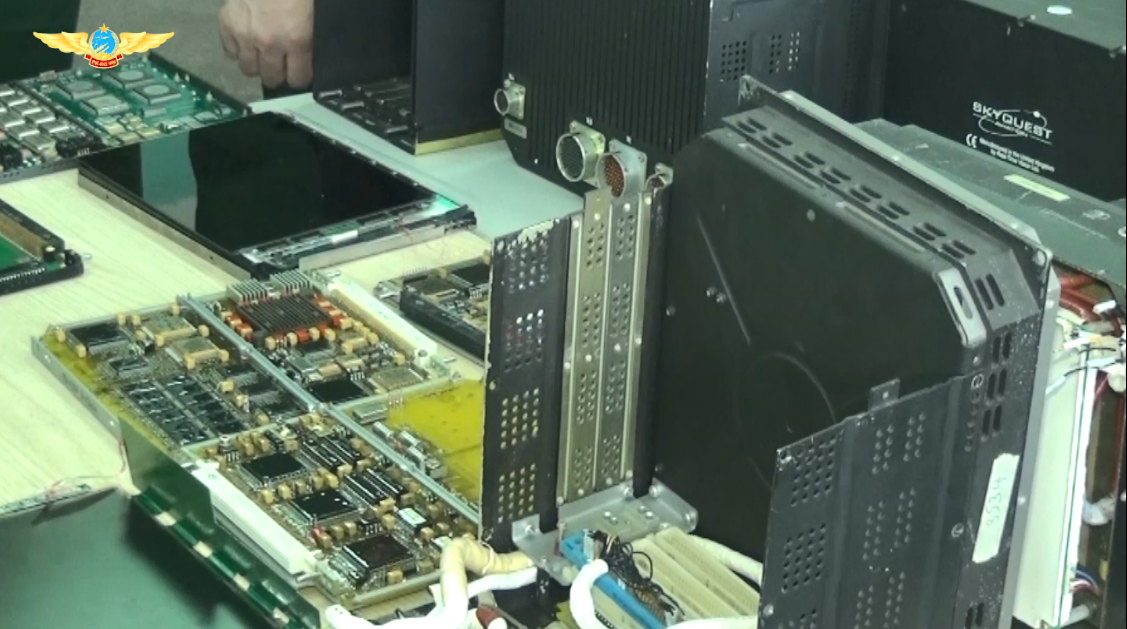 Thời gian qua, Nhà máy A32 cũng đã sửa chữa thành công nhiều thiết bị công nghệ cao trên máy bay Su-27, Su-30, tên lửa S-300, tàu ngầm, radar… Đây là những thiết bị điện tử công nghệ mới đòi hỏi phải có trình độ tay nghề cao, linh kiện thay thế mới, phương tiện sửa chữa hiện đại. Nguồn ảnh: PK-KQ.