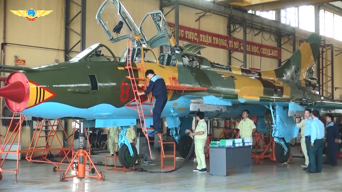 Kết luận buổi kiểm tra, Thượng tướng Bế Xuân Trường đã ghi nhận, biểu dương những kết quả mà Nhà máy A32 đạt được và khẳng định, Quân ủy Trung ương, Bộ Quốc phòng rất tin tưởng dưới sự lãnh đạo, chỉ đạo của Quân chủng Phòng không-Không quân, đội ngũ lãnh đạo, chỉ huy, cán bộ kỹ sư, nhân viên kỹ thuật đơn vị tiếp tục hoàn thành tốt nhiệm vụ được giao. Nguồn ảnh: PK-KQ.