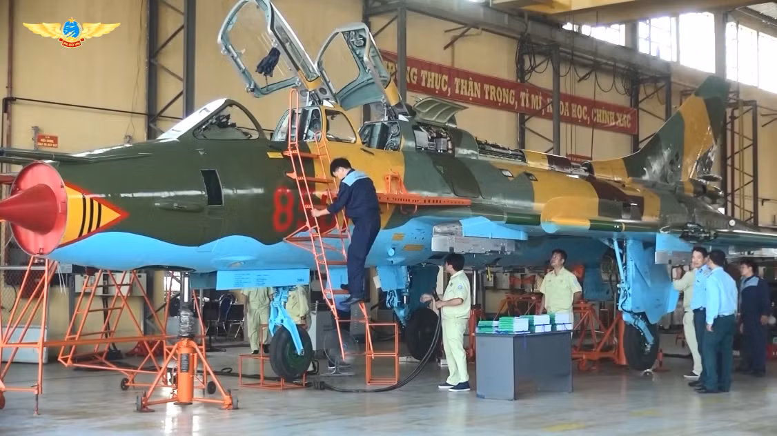 Kết luận buổi kiểm tra, Thượng tướng Bế Xuân Trường đã ghi nhận, biểu dương những kết quả mà Nhà máy A32 đạt được và khẳng định, Quân ủy Trung ương, Bộ Quốc phòng rất tin tưởng dưới sự lãnh đạo, chỉ đạo của Quân chủng Phòng không-Không quân, đội ngũ lãnh đạo, chỉ huy, cán bộ kỹ sư, nhân viên kỹ thuật đơn vị tiếp tục hoàn thành tốt nhiệm vụ được giao. Nguồn ảnh: PK-KQ.