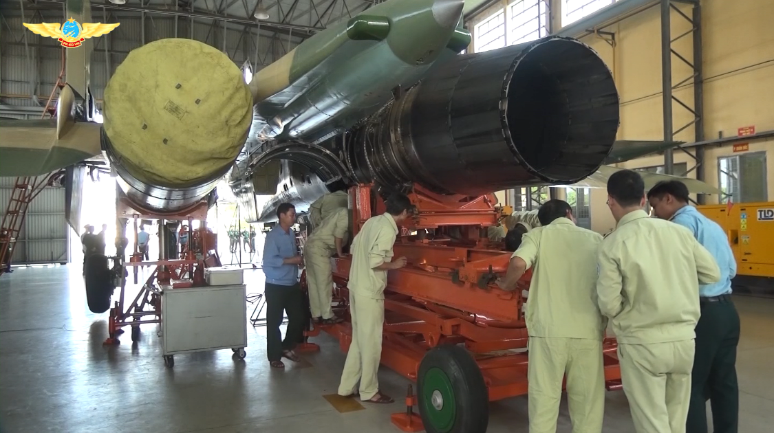 Trong suốt một thời gian dài việc sửa chữa, tăng hạn sử dụng máy bay Su-27 của Việt Nam phải phụ thuộc vào các nhà máy nước ngoài, do đó khi bắt đầu tự sửa chữa lớn cho Su-27 Nhà máy A32 gặp rất nhiều khó khăn. Nguồn ảnh: PK-KQ.