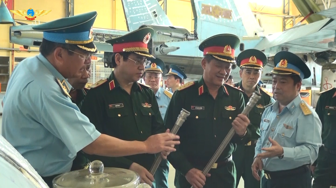 Theo đó ở thời điểm hiện tại Nhà máy A32 ở thời điểm hiện tại đã có đủ năng lực sửa chữa các loại máy bay phản lực chiến đấu như Mig-21, Su-22, Su-27, tăng niên hạn, sửa chữa cục bộ Su-30MK2; sửa chữa xe máy đặc chủng và một số khí tài, trang bị kỹ thuật của các lực lượng trong và ngoài Quân chủng… Nguồn ảnh: PK-KQ.