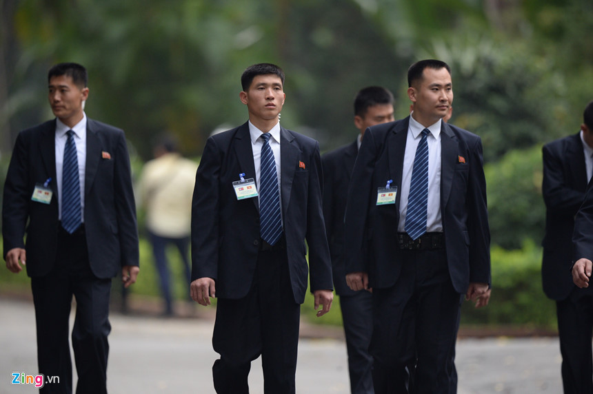Đội cận vệ này được tuyển chọn từ các binh sĩ hoàn thành nghĩa vụ trong Quân đội Nhân dân Triều Tiên (KPA). Các tiêu chí lựa chọn bao gồm thị lực tốt và phải có chiều cao tương đương với nhà lãnh đạo.