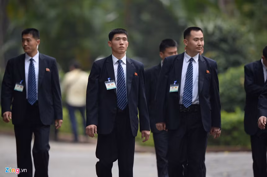 Đội cận vệ này được tuyển chọn từ các binh sĩ hoàn thành nghĩa vụ trong Quân đội Nhân dân Triều Tiên (KPA). Các tiêu chí lựa chọn bao gồm thị lực tốt và phải có chiều cao tương đương với nhà lãnh đạo.