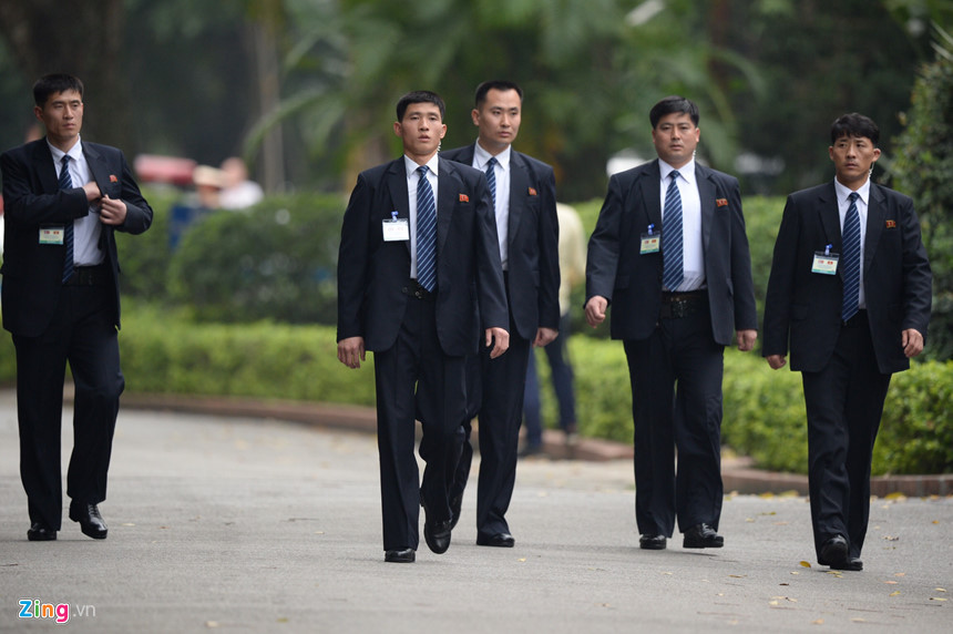 Khi Chủ tịch Kim Jong-unbước vào phòng hội đàm sau phần lễ đón, nhóm vệ sĩ di chuyển trước về phía trụ sở Văn phòng Chính phủ, nơi ông Kim sẽ đến sau đó.