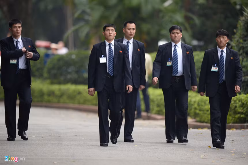 Khi Chủ tịch Kim Jong-unbước vào phòng hội đàm sau phần lễ đón, nhóm vệ sĩ di chuyển trước về phía trụ sở Văn phòng Chính phủ, nơi ông Kim sẽ đến sau đó.