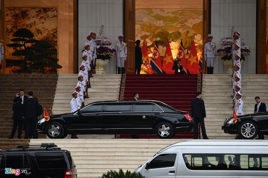 Khi ông Kim Jong-un di chuyển bằng xe đến trước Trụ sở Văn phòng Chính phủ và vào trong, các cận vệ Triều Tiên tiếp tục bao quanh chiếc limousine của lãnh đạo.