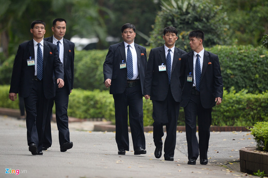 Ngày 1/3, khi ông Kim đến Phủ Chủ tịch để tham dự lễ đón và hội đàm với Tổng bí thư, Chủ tịch nước Nguyễn Phú Trọng, đội cận vệ này cũng có mặt bên cạnh.