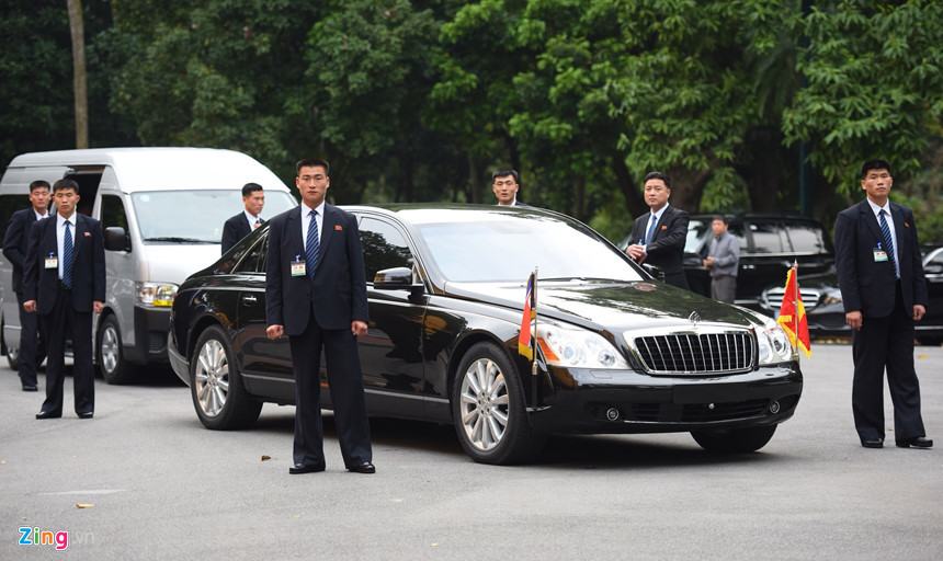 Đội cận vệ quyền lực này là những công dân Triều Tiên duy nhất được phép mang súng đã lên đạn khi đi bên cạnh nhà lãnh đạo. Mỗi người thường mang theo một khẩu súng ngắn bán tự động và vũ khí dự phòng.