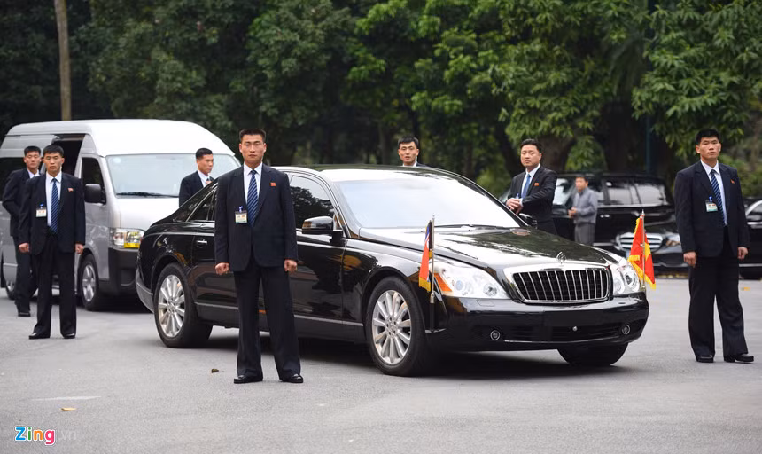 Đội cận vệ quyền lực này là những công dân Triều Tiên duy nhất được phép mang súng đã lên đạn khi đi bên cạnh nhà lãnh đạo. Mỗi người thường mang theo một khẩu súng ngắn bán tự động và vũ khí dự phòng.