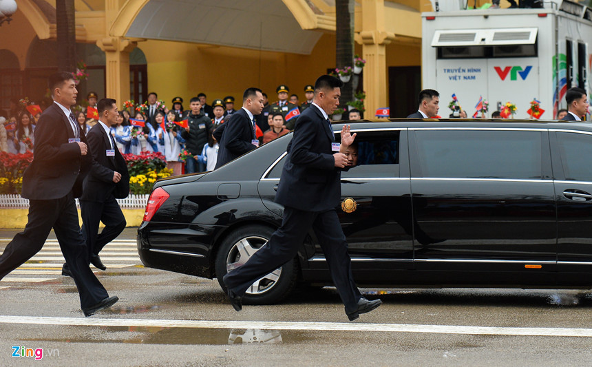Các nhân viên đều sử dụng tai nghe liên lạc nội bộ. Tuy nhiên, cách thức truyền tin của Triều Tiên tương đối lạc hậu. Họ thường đeo huy hiệu trên áo để nhận dạng và sử dụng một dãy cụm từ làm mật khẩu.