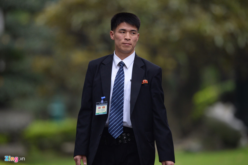 Khi xe của ông Kim Jong-un di chuyển với tốc độ chậm, dàn vệ sĩ tạo thành vòng tròn bảo vệ 360 độ bao quanh nhà lãnh đạo để đảm bảo rằng những người đến gần và địa điểm xung quanh đều nằm trong tầm quan sát.