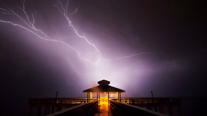 Tia chớp nhỏ trên bầu trời ở bãi biển Fort Myers, Florida.