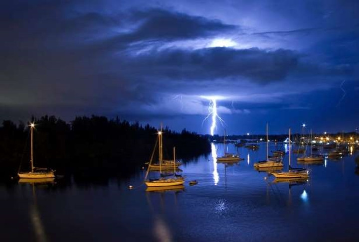 Tia chớp in bóng dưới nước gần bãi biển Vero ở Florida