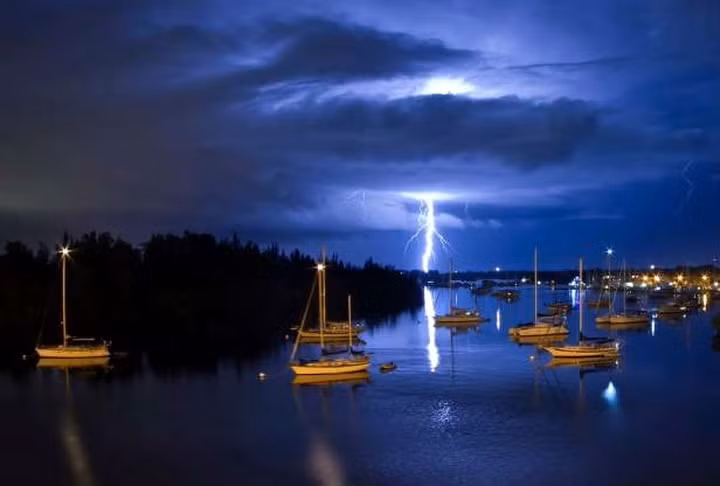 Tia chớp in bóng dưới nước gần bãi biển Vero ở Florida