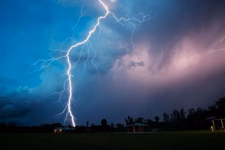 Một tia chớp đậm nét đánh xuống Fort Myers gần Lakes Park, Arizona.