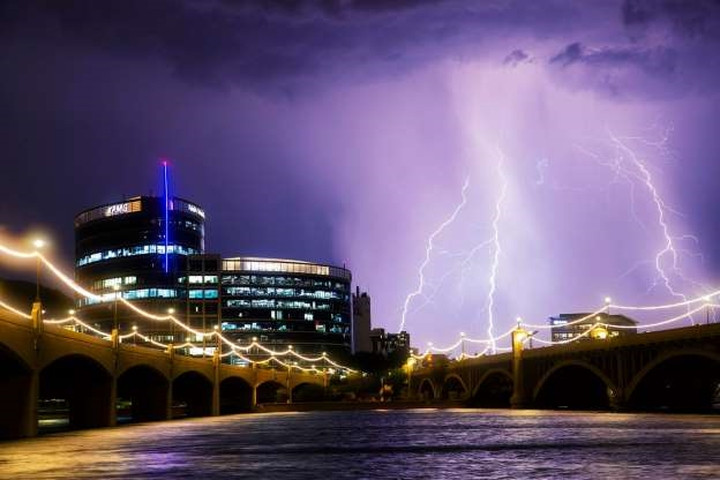 Tia chớp thanh mảnh giống như một dải đèn giăng trên hồ Temple Town.