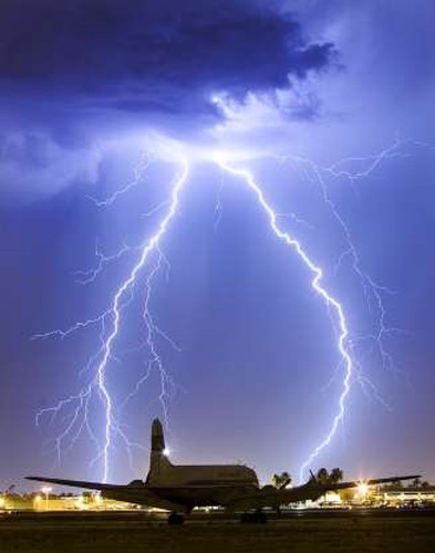 Những tia chớp bên trên chiếc máy bay DC 6 đang đậu ở Falcon, Arizona.