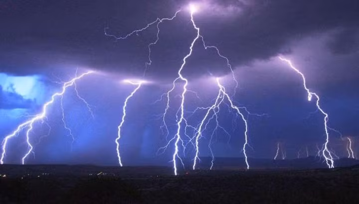 Những tia chớp trông như những đôi chân khẳng khiu đang nhảy múa trên bầu trời thung lũng Verde, Arizona (Mỹ).