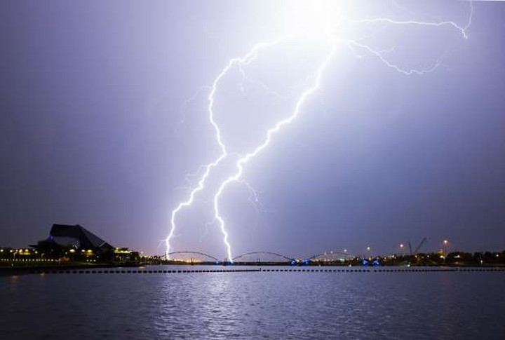 Tia chớp lóe sáng trên hồ Temple Town trong một cơn bão gió mùa.