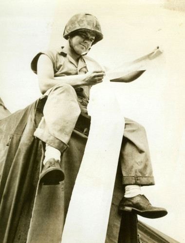 Người lính này chắc phải mất tới 2 tiếng đồng hồ để đọc hết bức thư dài hàng trang giấy này.