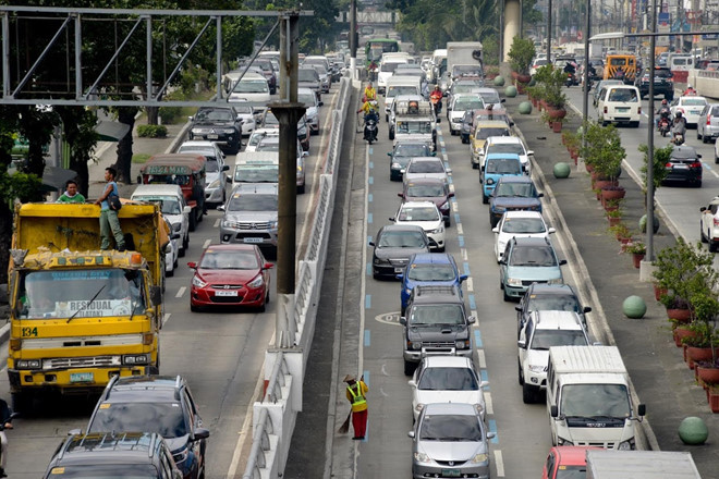 Ông Galasao quét đường trên Đại lộ Quezon ở thành phố Quezon. Khu vực Metro Manila, bao gồm 16 thành phố nhỏ được kết nối bằng cơ sở hạ tầng đã cũ, đang oằn mình dưới sức nặng của hàng triệu chiếc xe, chính là dòng chảy của nền kinh tế Philippines đang tăng trưởng hơn 6% mỗi năm kể từ 2012. Ảnh: Reuters.