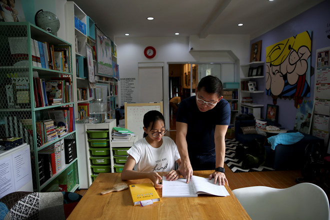 Ông Tan và vợ quyết định tự dạy con cái ở nhà. “Tôi không muốn chúng dành nhiều thời gian đi lại mỗi ngày. Như vậy mất đi thời gian với gia đình. Đến khi về nhà, chúng đã mệt rồi”, ông Tan nói với Reuters. Ảnh: Reuters.