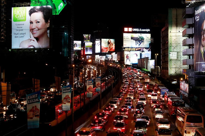 Xe đang kẹt dài ở cao tốc EDSA ở thành phố Makati. Gần đây, tổng thống Philippines đã thông qua một đạo luật khuyến khích các công ty hỗ trợ nhân viên của mình làm từ nhà. Chính phủ đã đầu tư 180 tỷ USD cho các chương trình hiện đại hóa đường bộ, đường sắt và sân bay. Một hệ thống tàu điện ngầm được khởi công ngày 27/2. Tuy nhiên, việc xây dựng sẽ càng gây ra tắc nghẽn giao thông. Ảnh: Reuters.