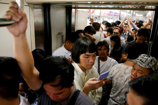 “Khi tôi về đến nhà, đã là 10h tối”, Emocling, đang làm việc cho một tạp chí, nói với Reuters. “Tôi có thể dùng thời gian đó để ngủ và nghỉ ngơi nhiều hơn. Nhưng thay vào đó, thời gian của tôi bị bỏ phí”. Tổng thống Rodrigo Duterte ngày 23/1 nói cải thiện giao thông ở Manila không dễ dàng, và thừa nhận đây là lời hứa tranh cử duy nhất mà ông không hoàn thành. Ảnh: Reuters.