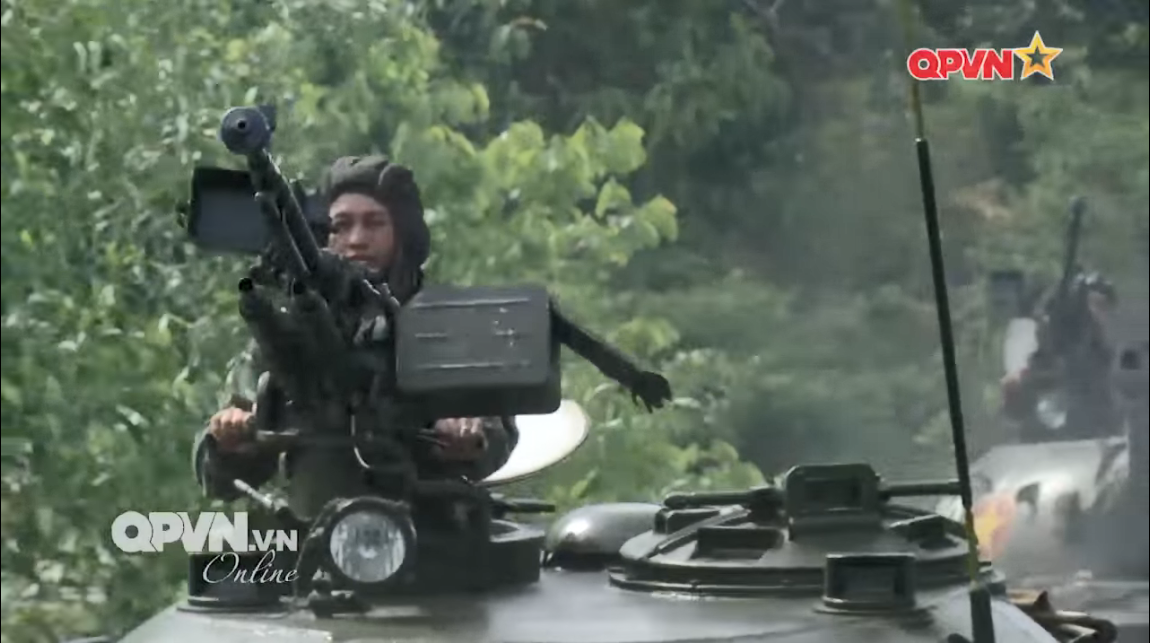 Ngoài pháo chính 85mm, K63-85 còn được trang bị hai vũ khí phụ là súng máy phòng không 12.7mm Type 54 (bản sao DShK của Liên Xô) và súng máy đồng trục 7.62mm Type 59T. Nguồn ảnh: QPVN.