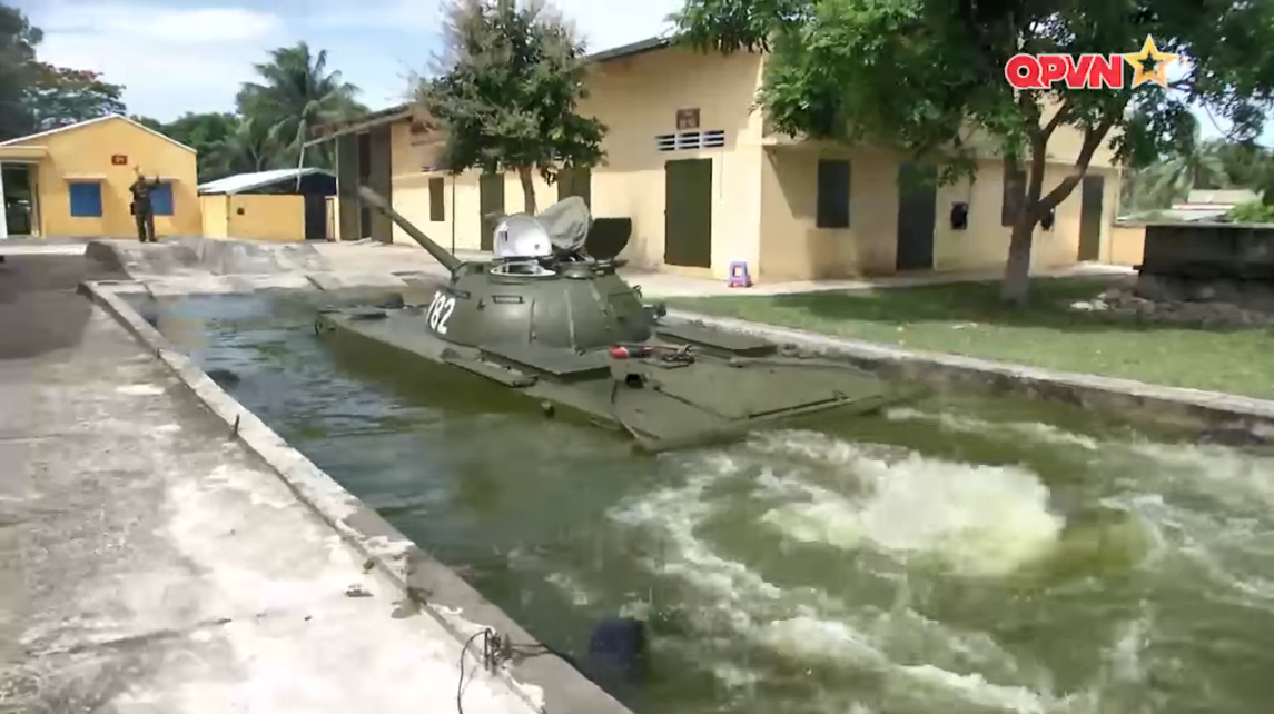 Trái tim của chiếc xe tăng này là một động cơ diesel có công suất 402 mã lực, cho phép xe di chuyển với vận tốc tối đa lên đến 64km/h với phạm vi tác chiến trong khoảng 340km. Nếu trong điều kiện thời tiết thuận lợi, K63-85 có thể di chuyển khoảng 100km dưới nước, đây là điều không phải chiếc xe tăng nào cũng có thể làm được. Nguồn ảnh: QPVN.