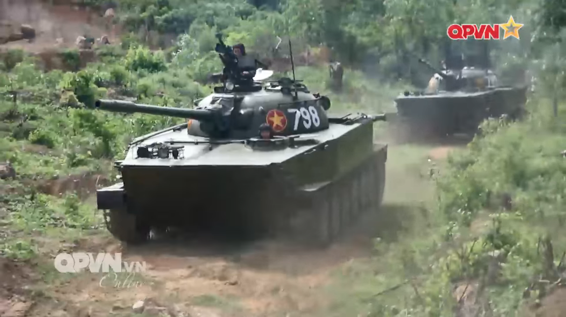 Từ đó có thể thấy vai trò của K63-85 và PT-76 trong biên chế binh chủng Tăng – Thiết giáp của ta trong tương lai sẽ không gì ngoài nhiệm vụ phòng thủ và hỗ trợ hỏa lực tầm gần cho bộ binh. Bên cạnh đó thời gian phục vụ của hai dòng xe tăng này cũng đã khá dài và đã tới lúc chúng ta cần tính tới phương án nâng cấp và thay thế. Nguồn ảnh: QPVN.
