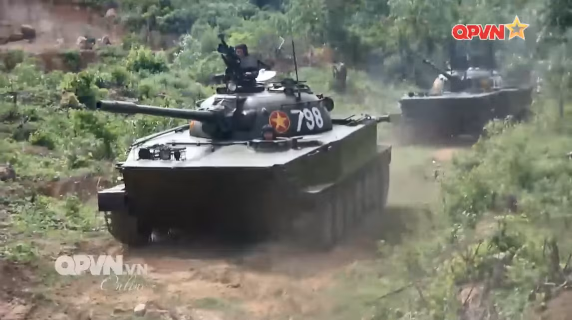 Từ đó có thể thấy vai trò của K63-85 và PT-76 trong biên chế binh chủng Tăng – Thiết giáp của ta trong tương lai sẽ không gì ngoài nhiệm vụ phòng thủ và hỗ trợ hỏa lực tầm gần cho bộ binh. Bên cạnh đó thời gian phục vụ của hai dòng xe tăng này cũng đã khá dài và đã tới lúc chúng ta cần tính tới phương án nâng cấp và thay thế. Nguồn ảnh: QPVN.