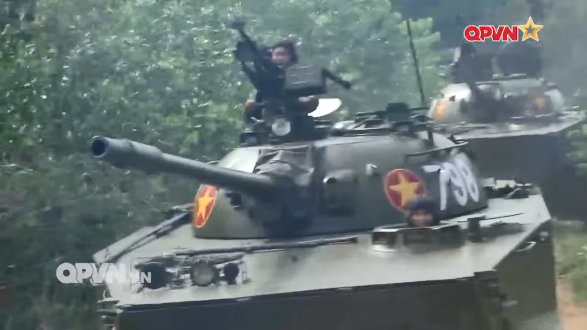 Quay lại với K63-85, trong khi PT-76 sử dụng pháo chính 76,2mm thì NORINCO lại trang bị cho K63-85 pháo chính rãnh xoắn K62-85TC cỡ nòng 85mm có uy lực mạnh hơn. Chính vì điều này mà K63-85 sử dụng kiểu tháp pháo hình quả trứng lớn hơn hẳn so với PT-76 để có thể bỏ vừa pháo 85mm. Nguồn ảnh: QPVN.
