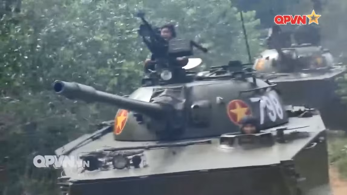 Quay lại với K63-85, trong khi PT-76 sử dụng pháo chính 76,2mm thì NORINCO lại trang bị cho K63-85 pháo chính rãnh xoắn K62-85TC cỡ nòng 85mm có uy lực mạnh hơn. Chính vì điều này mà K63-85 sử dụng kiểu tháp pháo hình quả trứng lớn hơn hẳn so với PT-76 để có thể bỏ vừa pháo 85mm. Nguồn ảnh: QPVN.